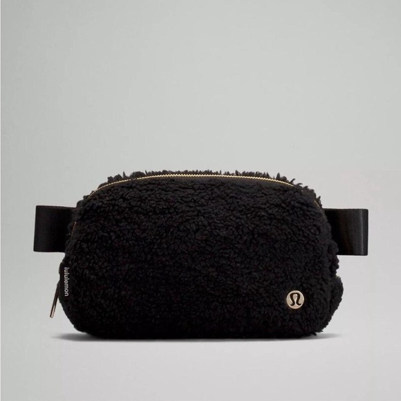 lululemon athletica Handbags - Lululemon Everywhere Fleece Belt Bag Black